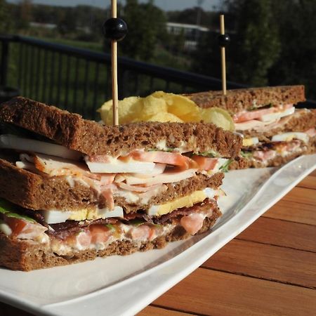 Cafe Brasserie Het Heerenhuis Het Kalf Luaran gambar