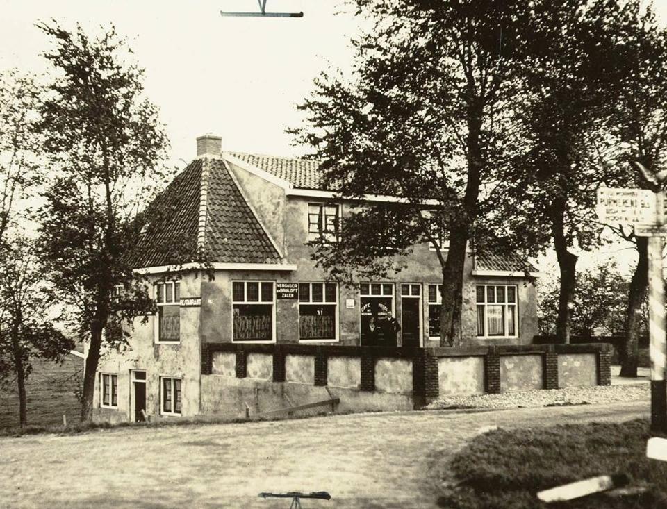 Cafe Brasserie Het Heerenhuis Het Kalf Luaran gambar