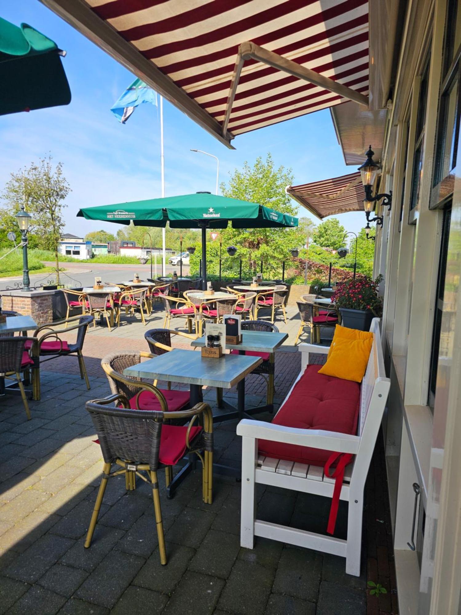 Cafe Brasserie Het Heerenhuis Het Kalf Luaran gambar