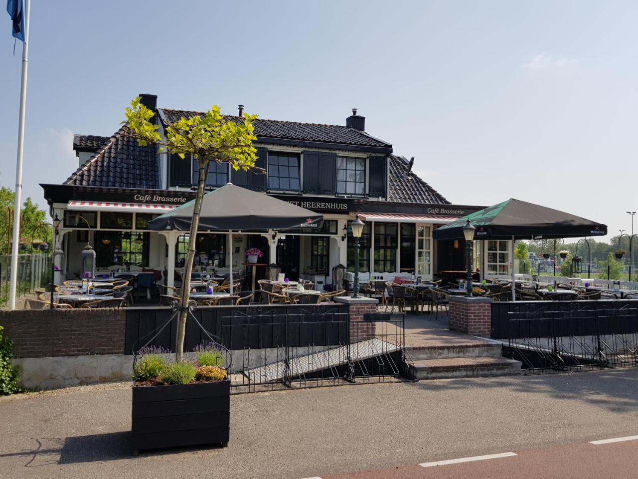 Cafe Brasserie Het Heerenhuis Het Kalf Luaran gambar