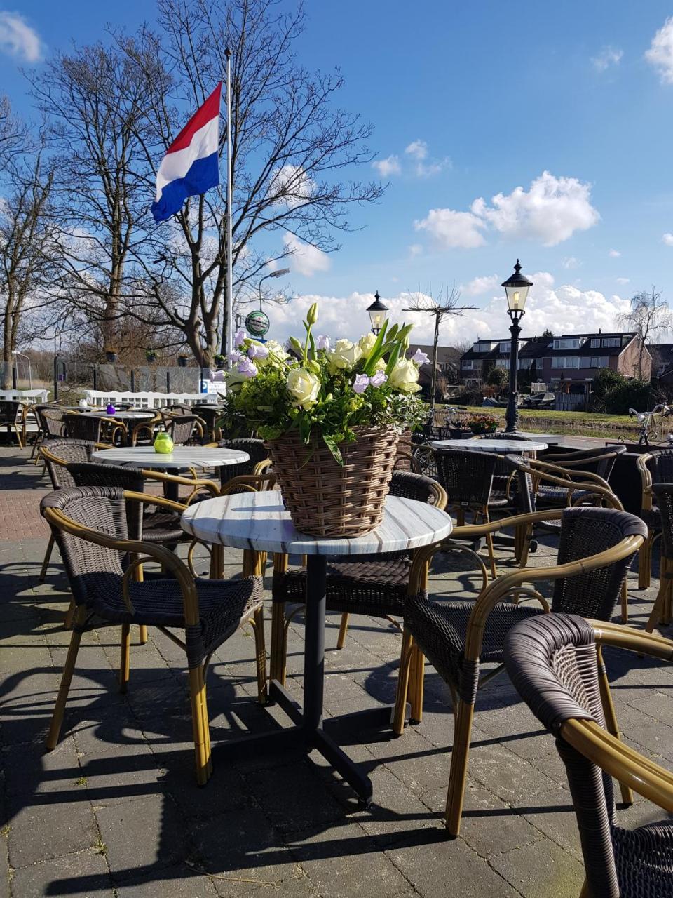 Cafe Brasserie Het Heerenhuis Het Kalf Luaran gambar